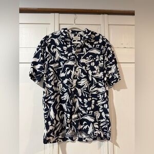 Men’s size L linen Navy and White Floral Short-Sleeve Button-Down